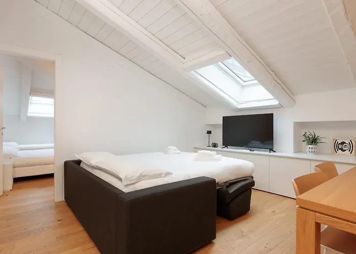 Homey I The Five Apartment