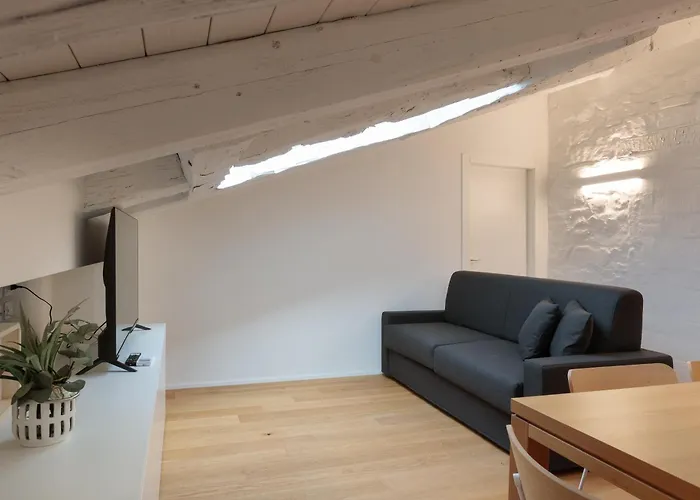 Homey I The Five * Triest