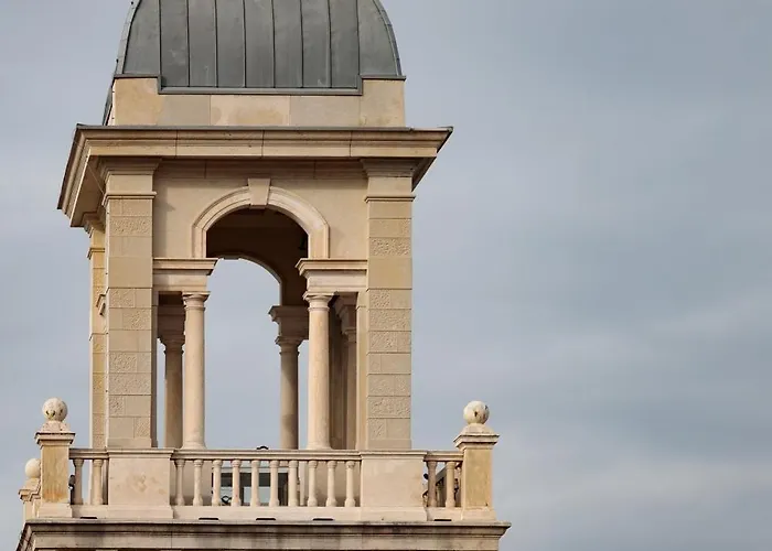 Homey I The Five Apartment