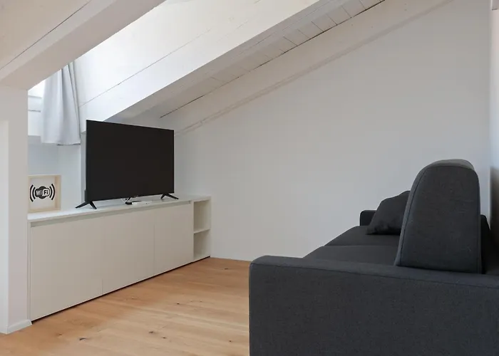 Homey I The Five Apartment