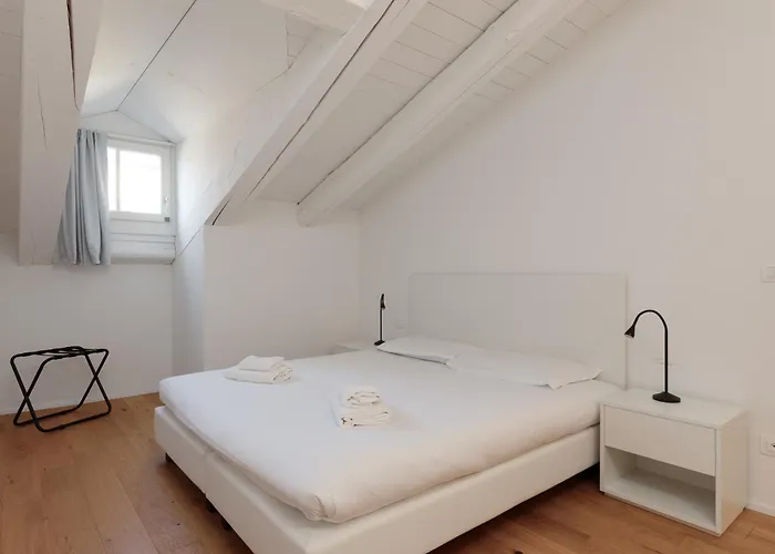 Apartment Homey I The Five