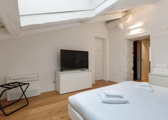 Homey I The Five Triest