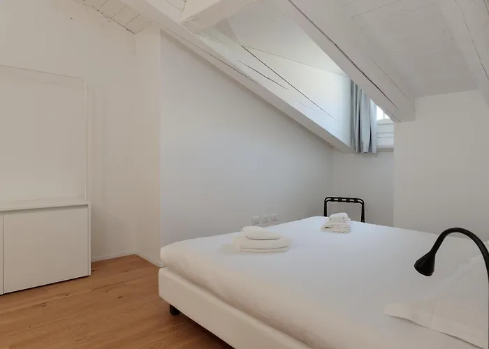 Homey I The Five Apartment